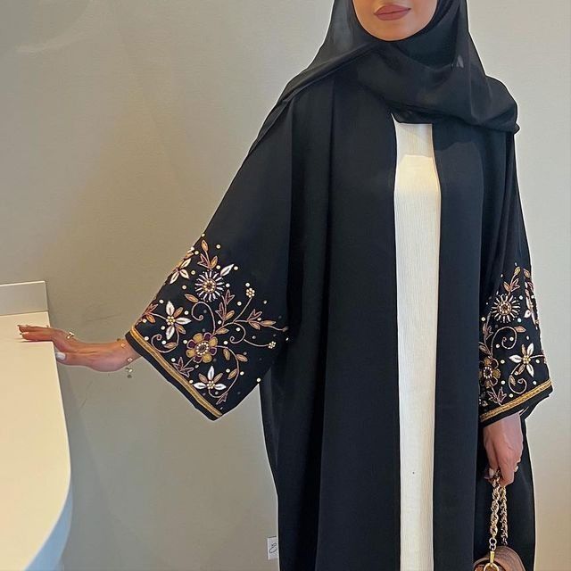 عباية فستان مطرزة بتصميم فاخر